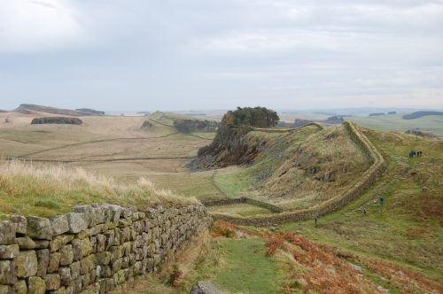 Hadrian's_Wall_west_of_Housesteads_3.jpg