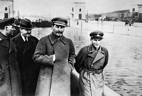 Voroshilov,_Molotov,_Stalin,_with_Nikolai_Yezhov.jpg