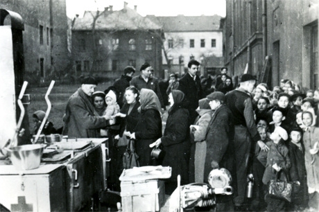 Distribution-de-vivres-lors-des-troubles-de-Budapest-en-1956_large.jpg